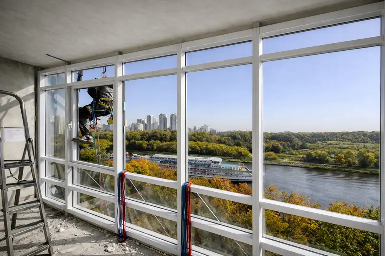 Монтаж панорамных пластиковых окон в квартире с видом на реку и парк