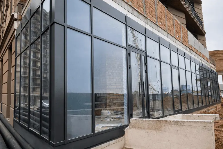 Фасадное витражное остекление коммерческого помещения алюминиевыми конструкциями