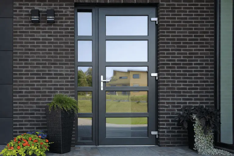 Алюминиевая входная дверь со стеклом в частном доме