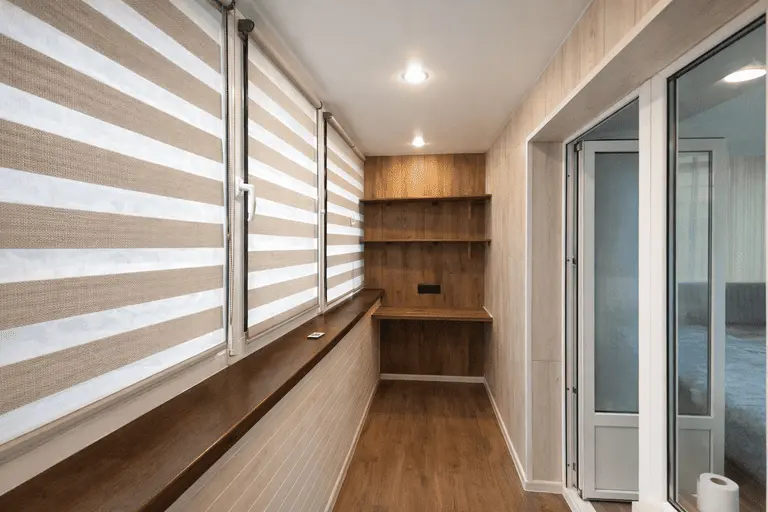 Отделка лоджии под ключ с панелями, подоконником и встроенной мебелью