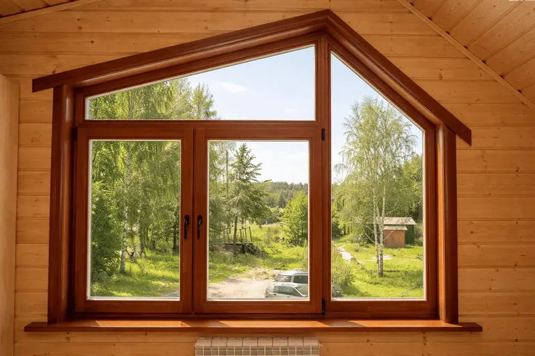 Деревянные окна из клееного бруса в интерьере загородного дома