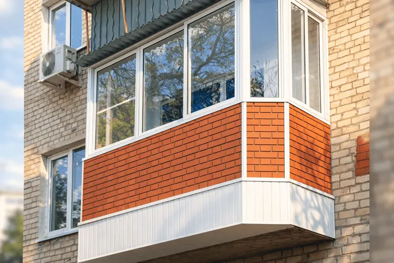 Наружная отделка балкона после остекления с облицовкой фасада