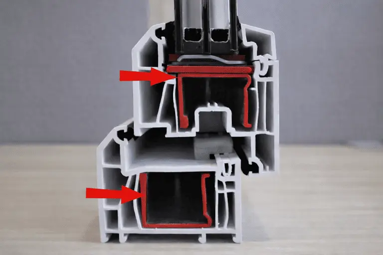 Стальная арматура внутри ПВХ-профиля окна крупным планом в разрезе