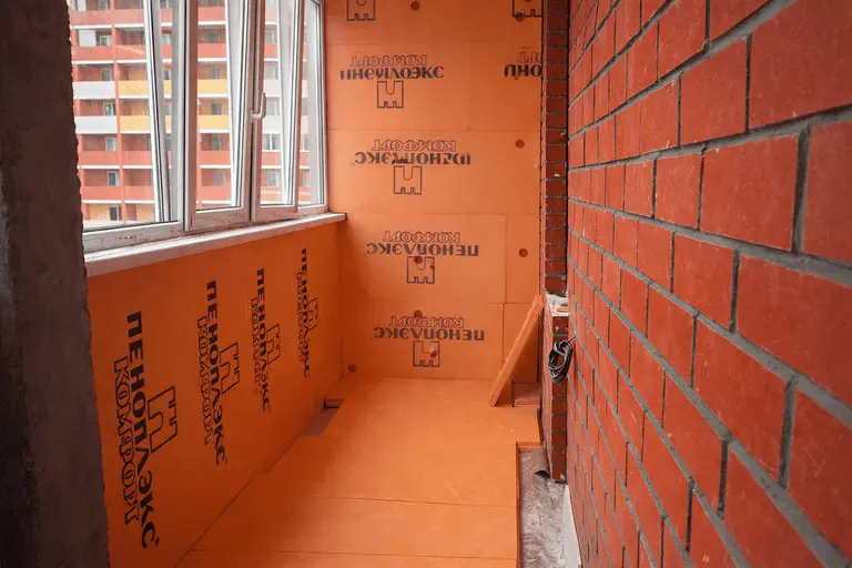 Утепление лоджии под ключ с панелями, подоконником и встроенной мебелью