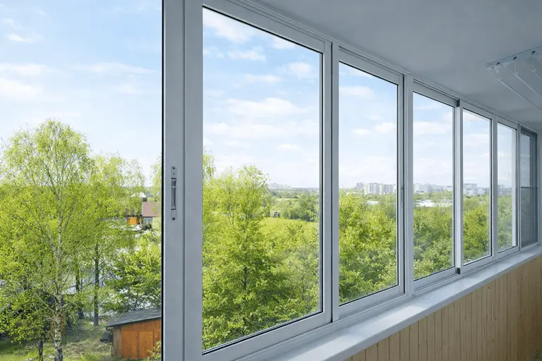 Алюминиевые окна для балкона и лоджии Остекление балкона алюминиевыми окнами с панорамным видом
