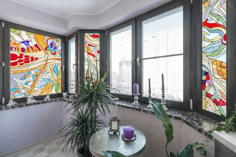 Витражи для окон и входных групп с декоративным рисунком в стеклопакете