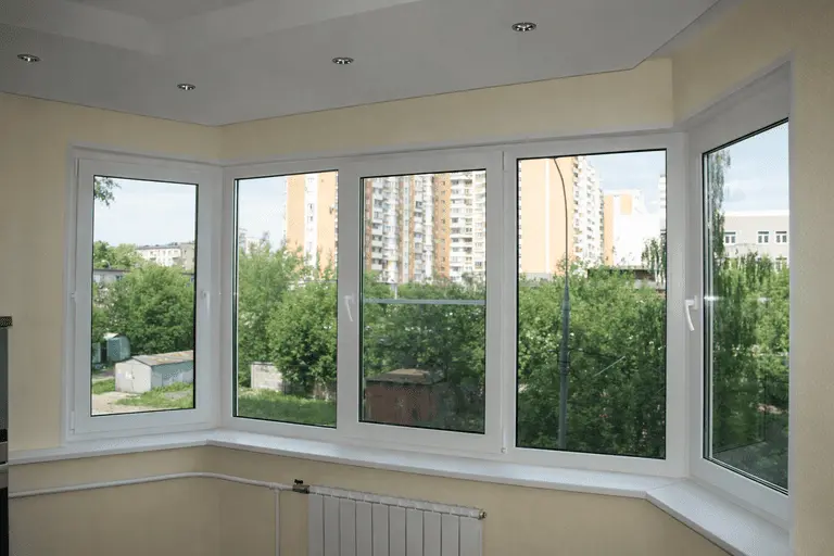 Эркерные пластиковые окна в квартире: светлая угловая зона с панорамным видом