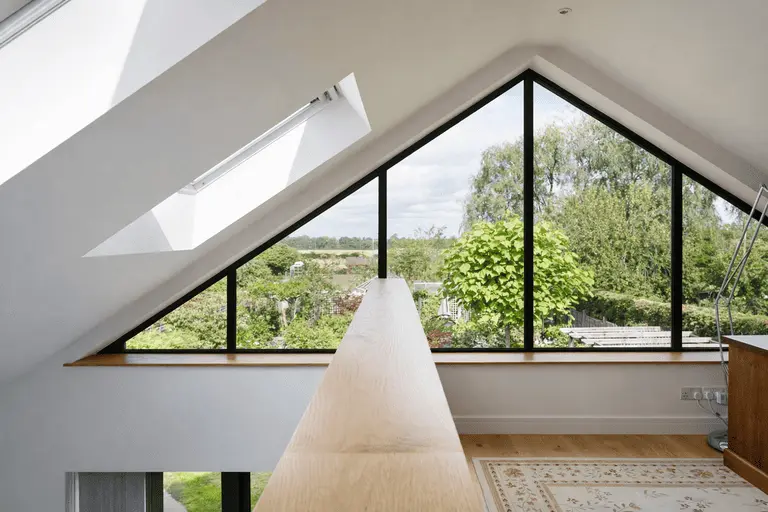 Треугольные панорамные окна нестандартной формы на мансарде загородного дома