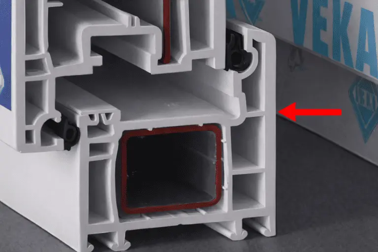 Разрез ПВХ-профиля окна с усиленной внешней стенкой и стальным армированием внутри