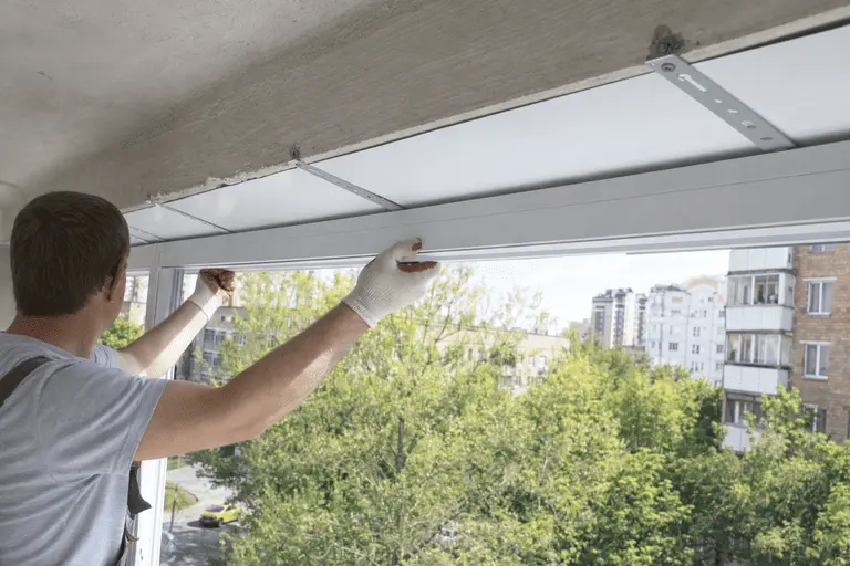 Монтаж алюминиевого окна на балконе Монтаж алюминиевого окна на балконе под ключ