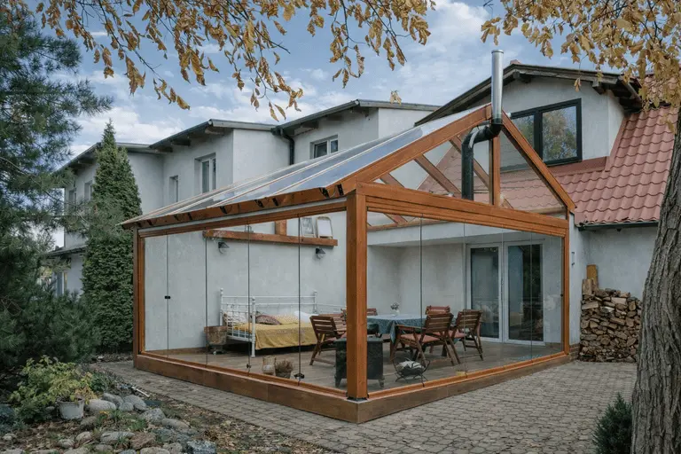 Остекление веранды с панорамными стеклянными конструкциями