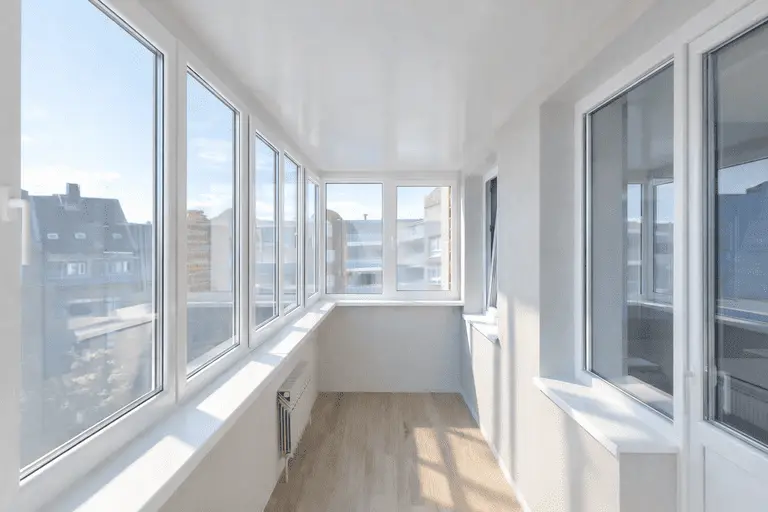 Теплое алюминиевое остекление балкона Балкон с теплым алюминиевым остеклением и утеплением