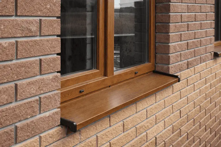 Металлический отлив на пластиковом окне для отвода воды